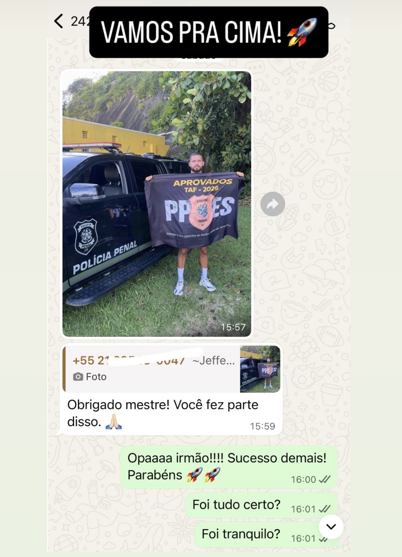 Aprovado Polícia Penal ES segurando bandeira
